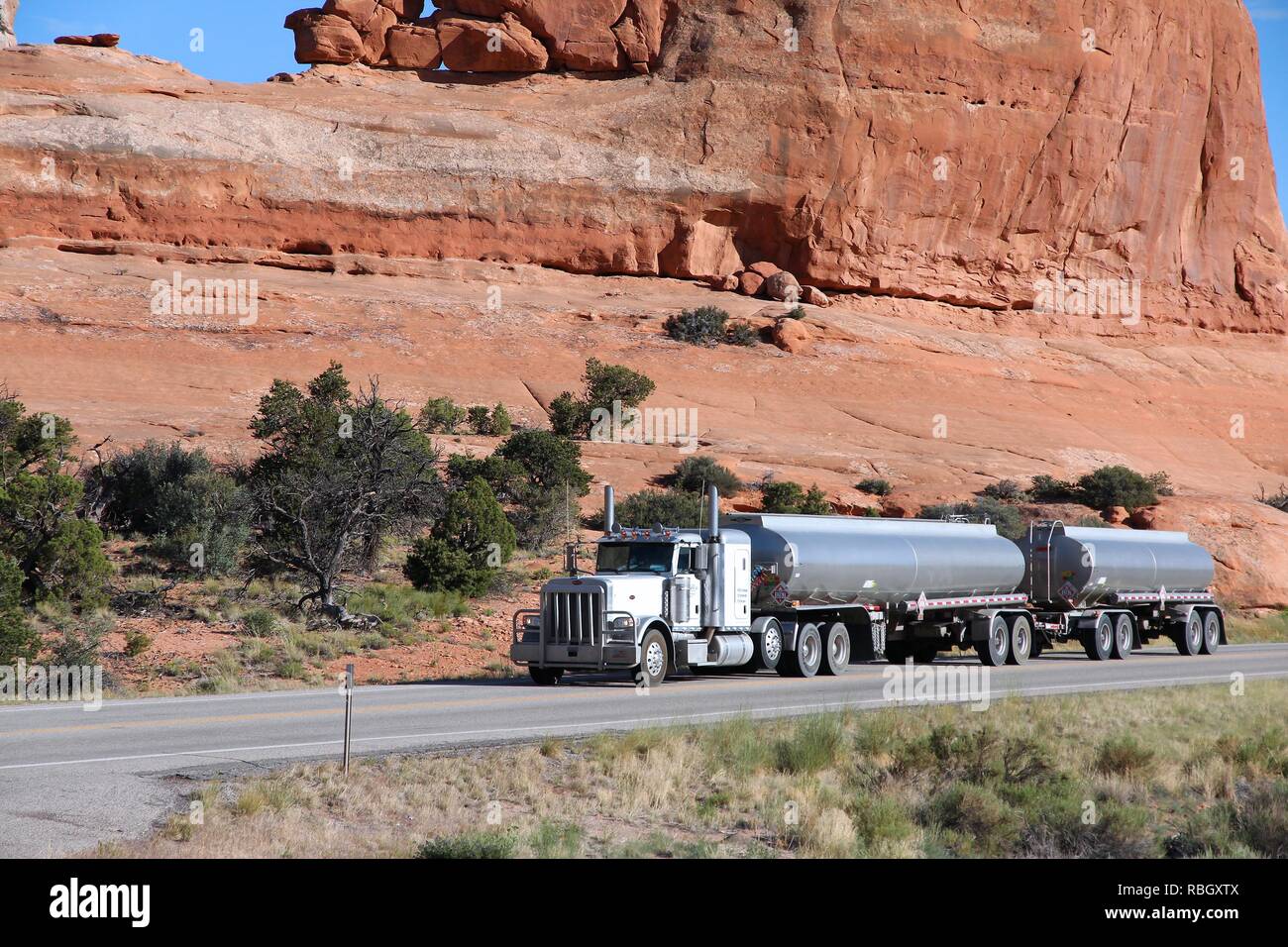 UTAH, STATI UNITI - Giugno 23, 2013: autocisterna rigidi nelle zone rurali Utah, Stati Uniti. Industria di camion conti per il 69 percento di tutti i tipi di merci trasp Foto Stock