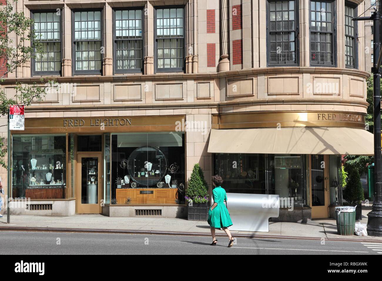 NEW YORK, Stati Uniti d'America - 2 Luglio 2, 2013: persona cammina davanti a Fred Leighton negozio gioielli in Madison Avenue, New York. Madison Avenue è uno dei più riconosciuti Foto Stock