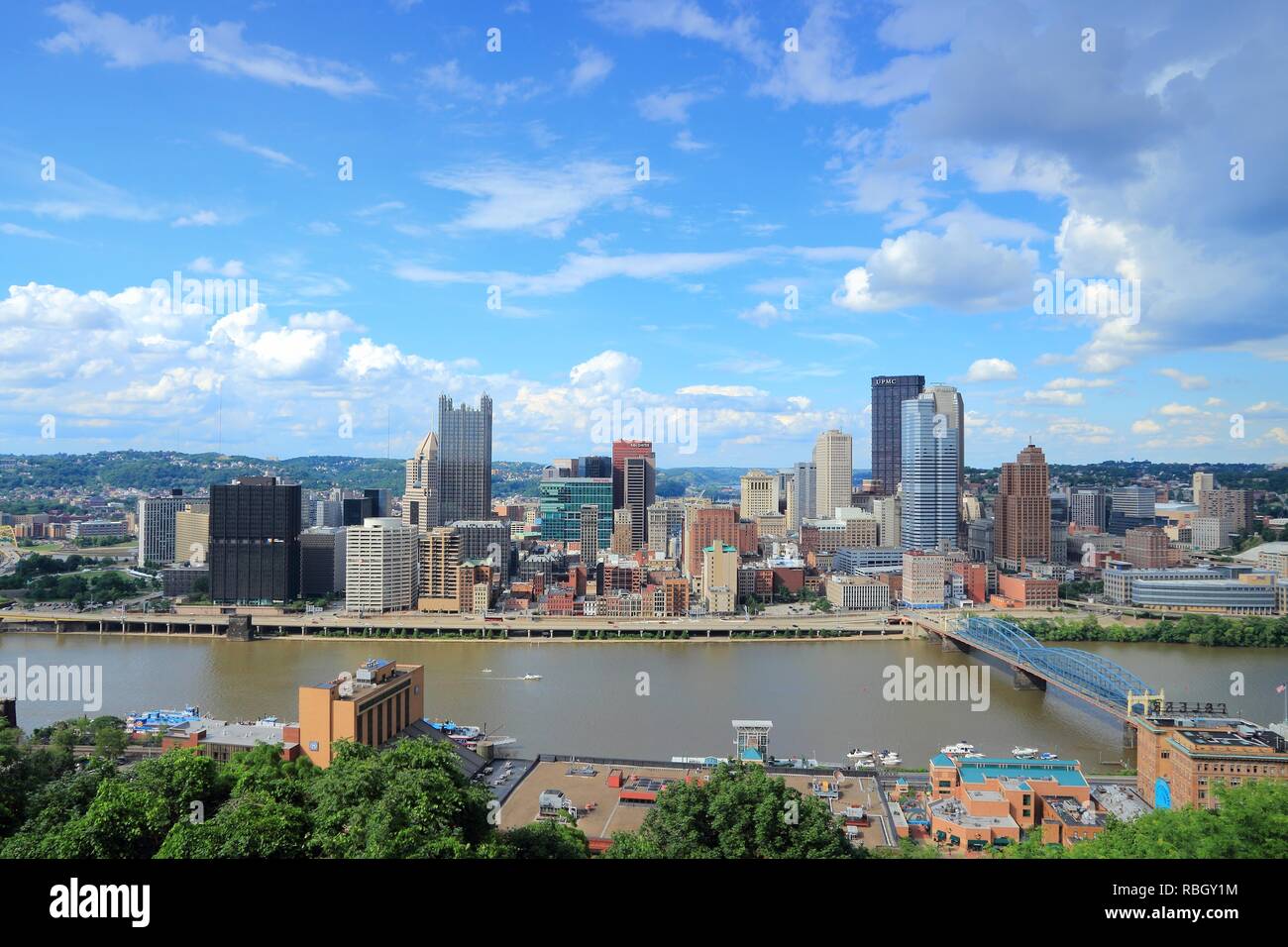 PITTSBURGH, Stati Uniti d'America - 29 giugno 2013: vista dello skyline di Pittsburgh. È la seconda più grande città della Pennsylvania con una popolazione di 305,841. Foto Stock