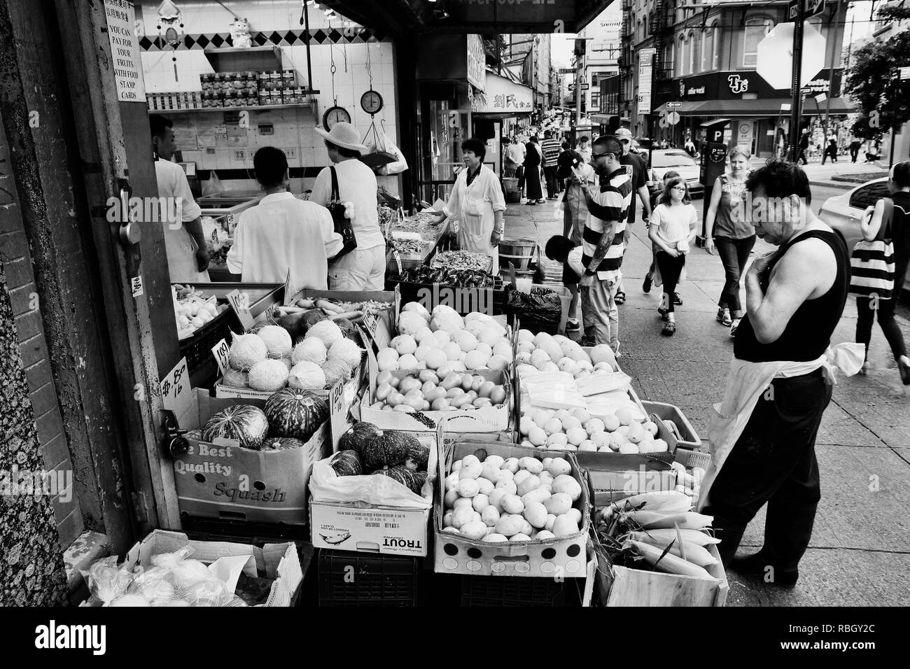 NEW YORK, Stati Uniti d'America - luglio 1, 2013: persone shop nella Chinatown di New York. New York Chinatown ha una popolazione stimata di 100.000 persone ed è uno dei più antichi C Foto Stock