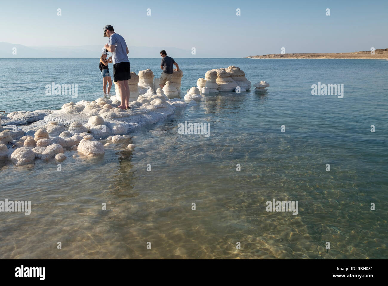 Israele, il Mar Morto, sale la cristallizzazione causata dall'evaporazione dell'acqua. Un gruppo di fotografi a fotografare la scena Foto Stock