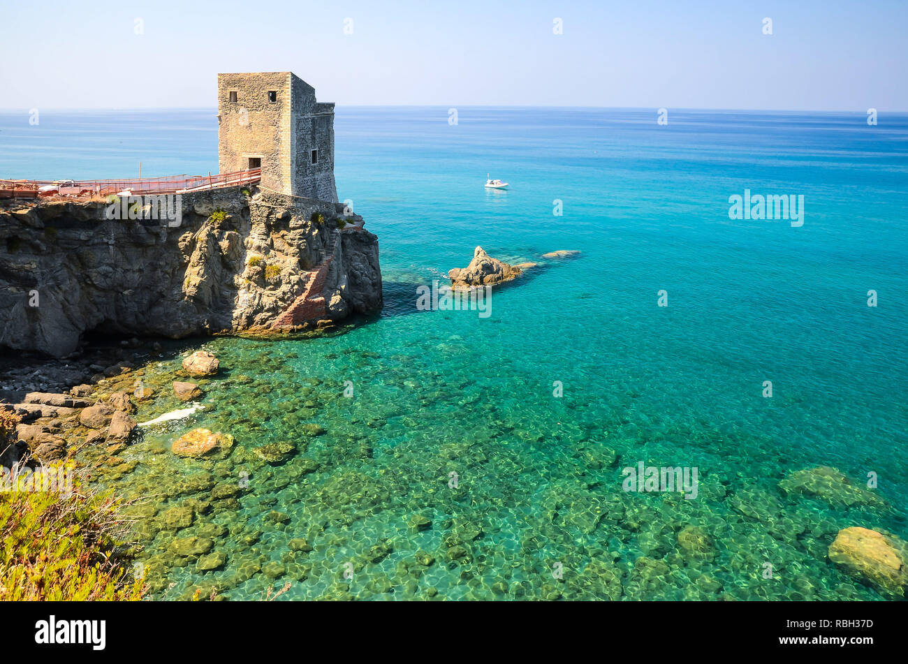 Torre delle Ciavole, una guardia medievale torre di avvistamento sulla rocciosa settentrionale della costa siciliana con un mare limpido e cristallino acqua vicino Gliaca di Piraino e di Brolo. Foto Stock