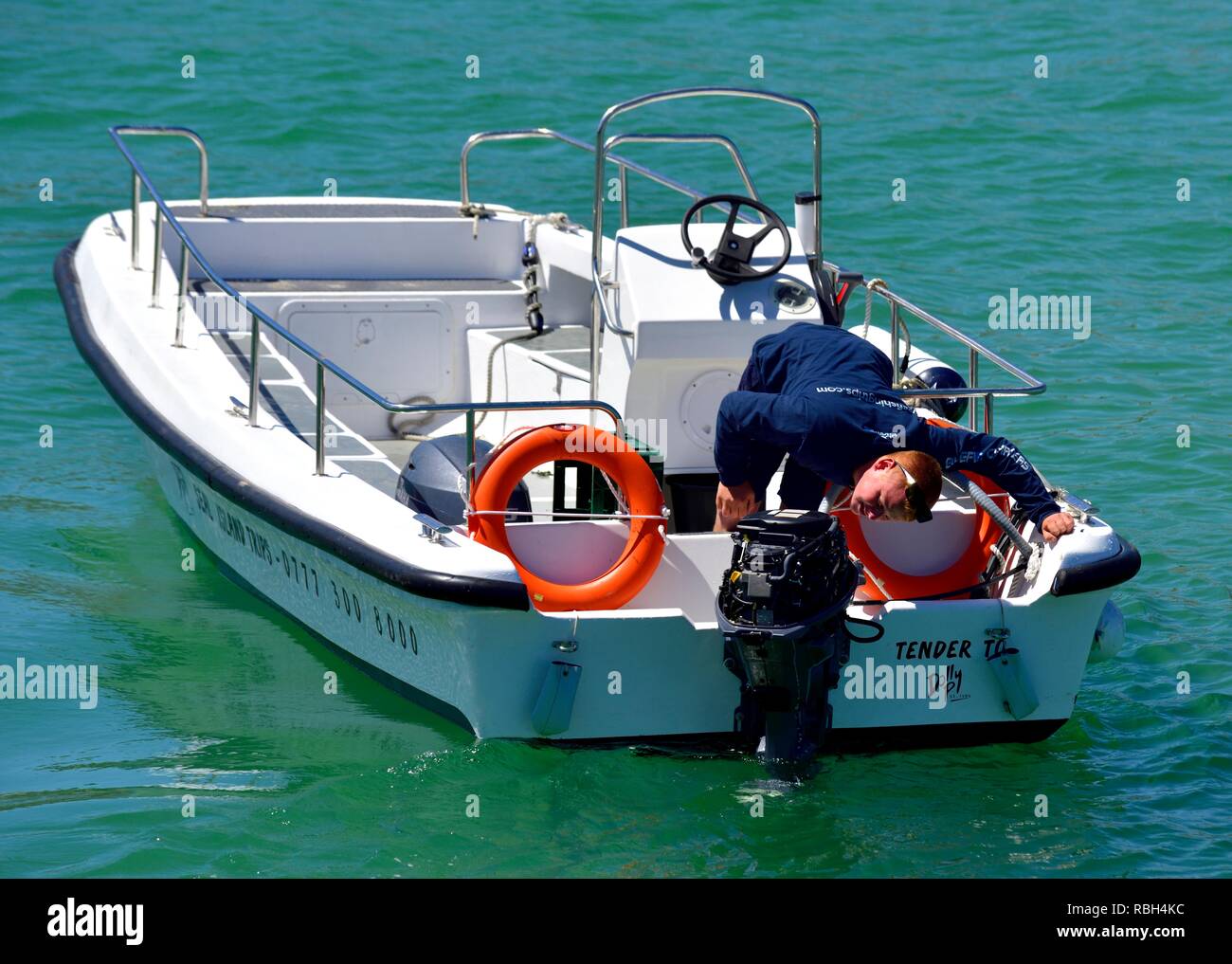 Barca fuoribordo motore deve essere controllato per verificare la presenza di anomalie da parte di un ingegnere in barca Foto Stock