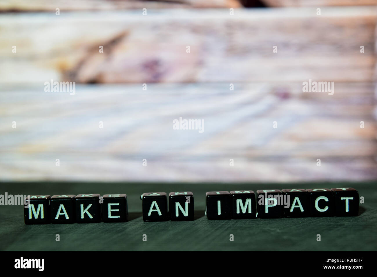 Fare un impatto su blocchi di legno. Croce immagine elaborata con sfondo bokeh di fondo Foto Stock