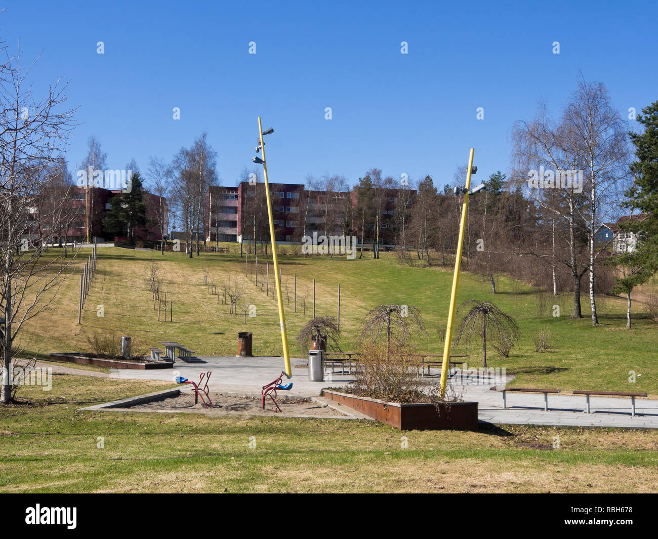 Spazi verdi e parchi giochi tra blocchi di appartamenti dare friendly apparenze di un quartiere residenziale in Furuset sobborgo di Oslo Norvegia Foto Stock