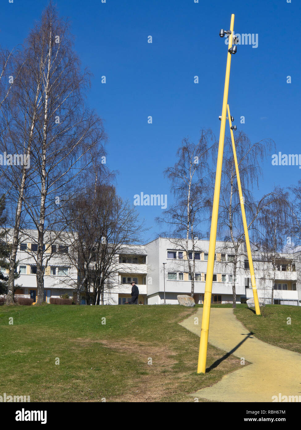 Spazi verdi e parchi giochi tra blocchi di appartamenti dare friendly apparenze di un quartiere residenziale in Furuset sobborgo di Oslo Norvegia Foto Stock