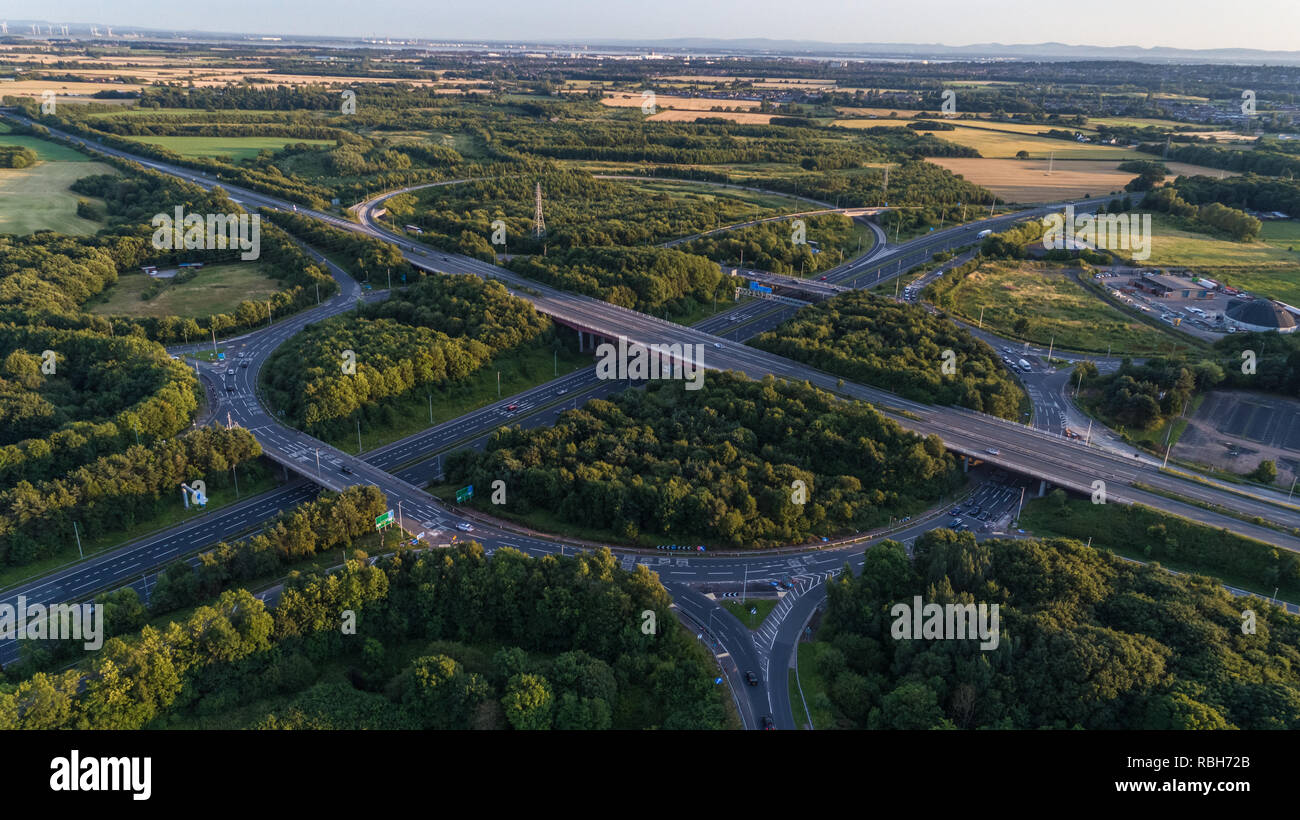 Immagine aerea della fusione di 2 autostrade, M57 e M62 rotonda vicino Huyton, Liverpool, in Inghilterra Foto Stock