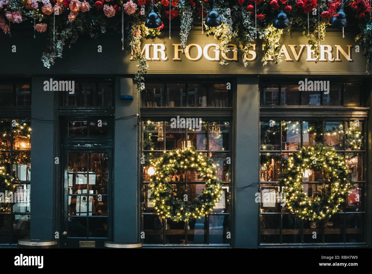 London, Regno Unito - 5 Gennaio 2019: le decorazioni di Natale sulla Sig. Fogg's Tavern, old-style tavern a tema explorer Phileus Fogg, in Covent Garden, uno Foto Stock