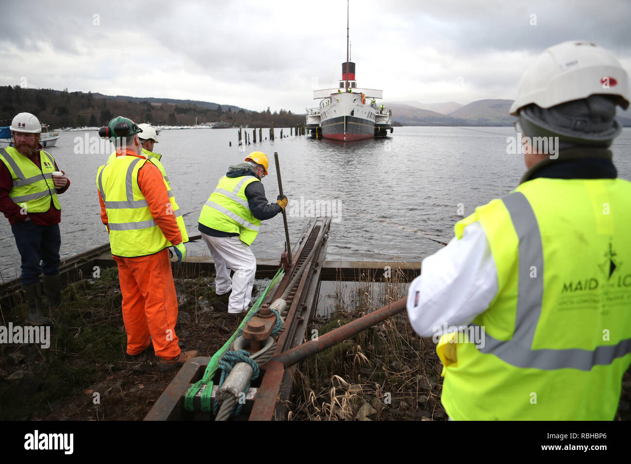 Il lavoro viene effettuato prima che la cameriera del Loch prima del 'slitta' della storica vaporizzatore viene trasportata fuori l'acqua dall'originale winchhouse e sul vapore Balloch Scalo, Balloch. Foto Stock