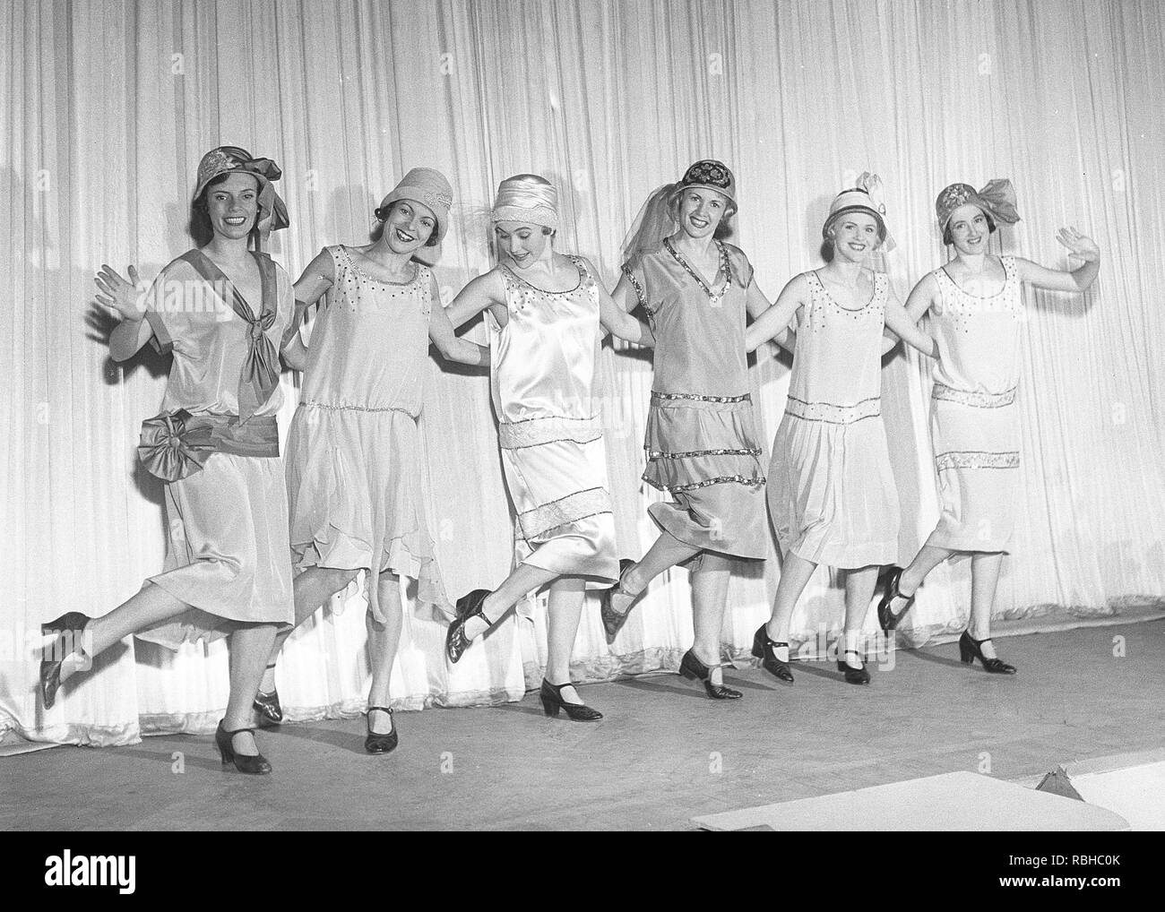 1920s remake. Un gruppo di donne in un teatro sono in posa sul palco in tipico 1920s abiti e cappelli. Essi sono il ballo tipico 1920s Charleston danza. Svezia Foto Kristoffersson Ref BA102-5. La Svezia degli anni cinquanta Foto Stock
