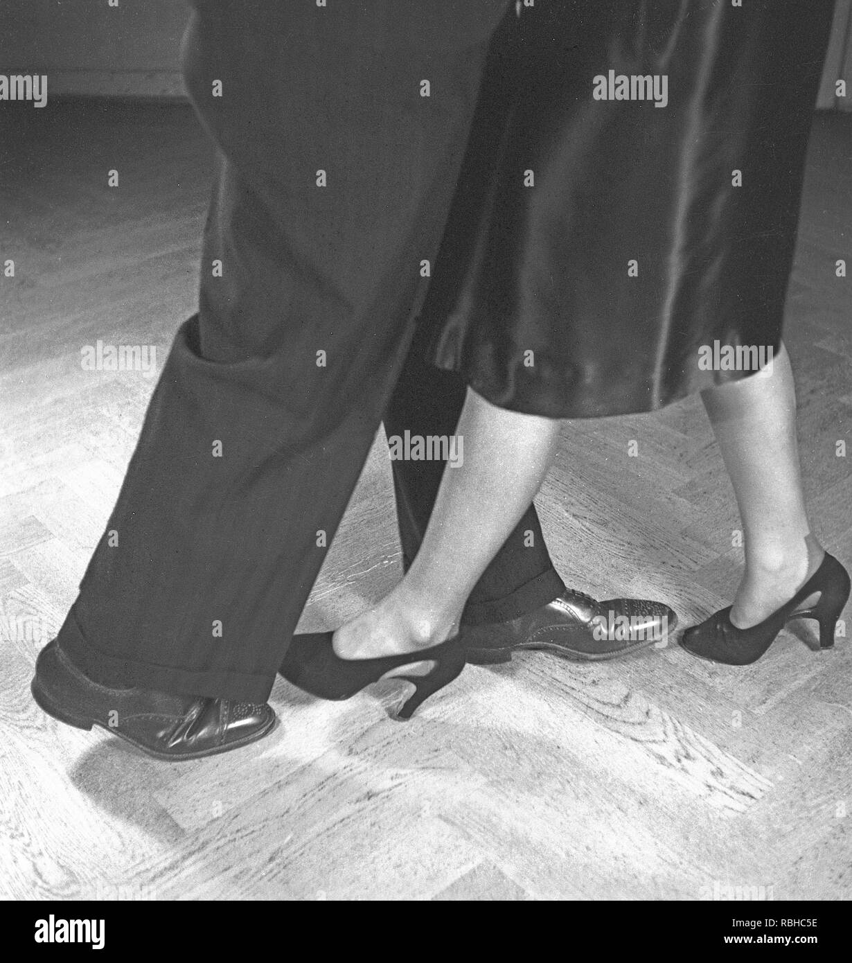 In ballo nel 1940s. Una coppia sta ballando e la foto mostra le loro gambe e piedi come dimostrano i passi di danza nonostante che la danza è sconosciuta. Foto Kristoffersson Rif C2-2. La Svezia 1940s Foto Stock