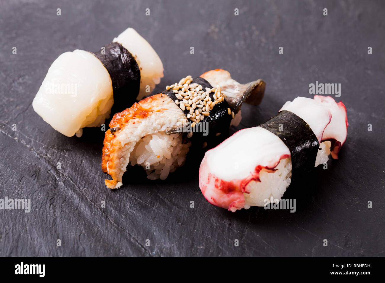 Il nigiri sushi set su nero ardesia board Foto Stock