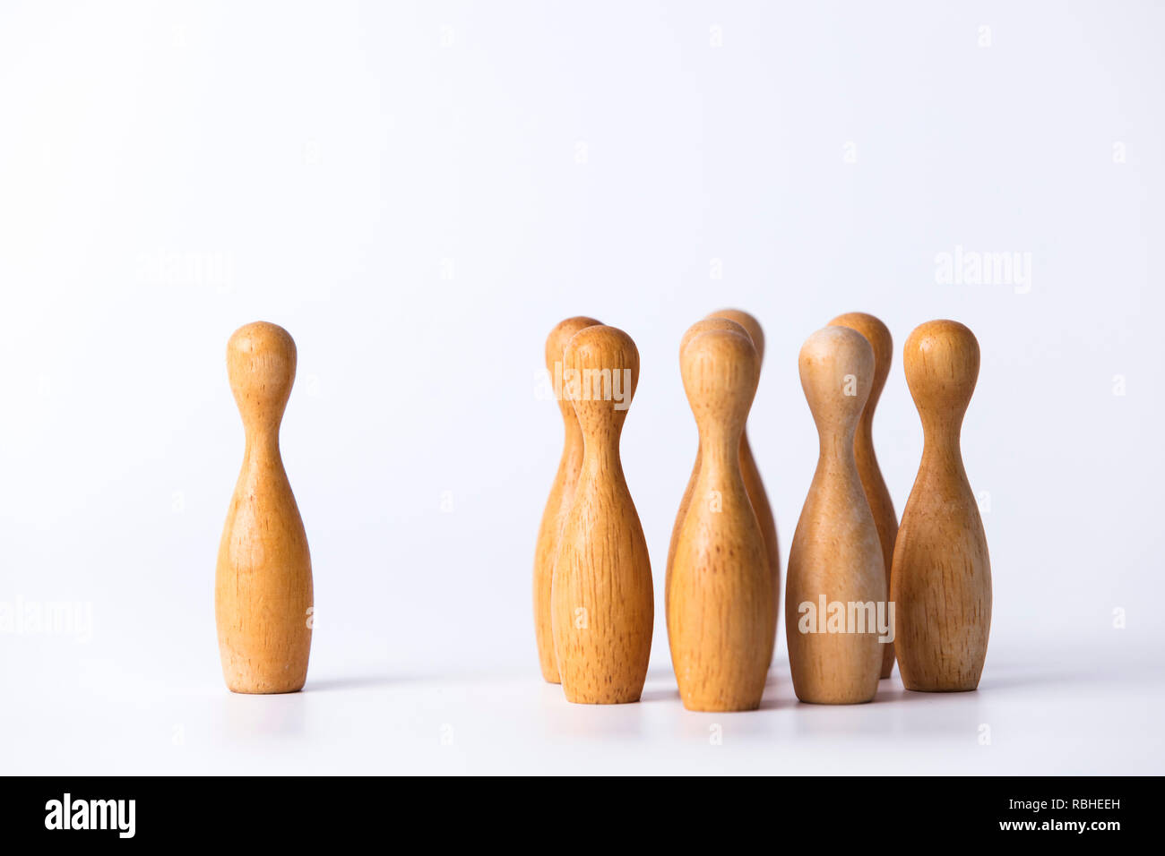 Figura in legno si distingue dalla folla. Business il concetto di leadership Foto Stock