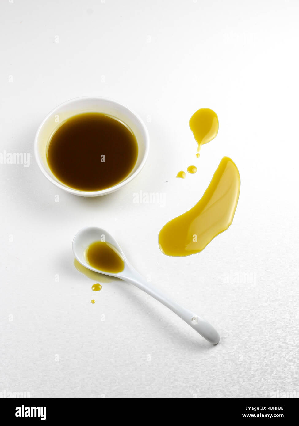 Un tocco di organico di olio di semi di canapa su un tavolo bianco Foto Stock