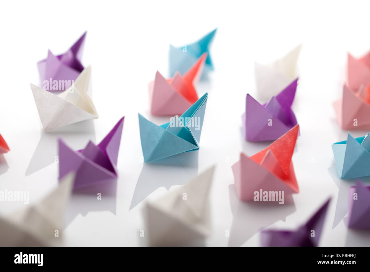 Il concetto di Leadership utilizzando carta blu nave tra white Foto Stock