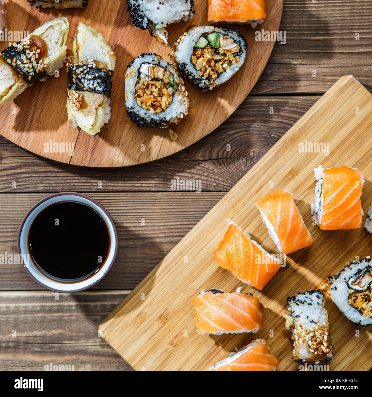 Set di sushi su schede Foto Stock