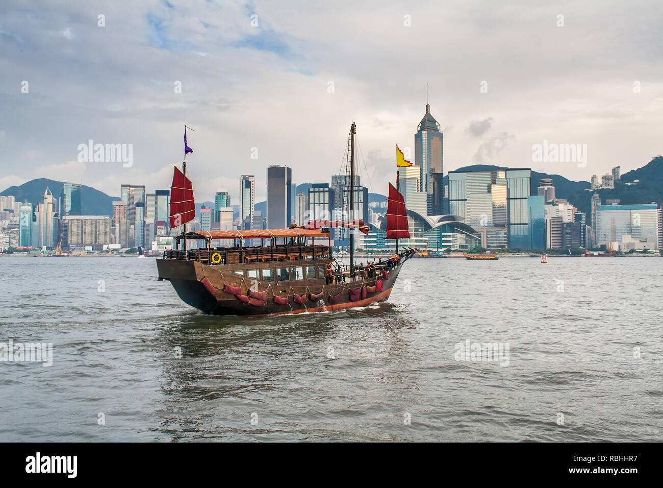 In legno tradizionale barca a vela vela in porto Victoria. Hong Kong, Cina. Foto Stock