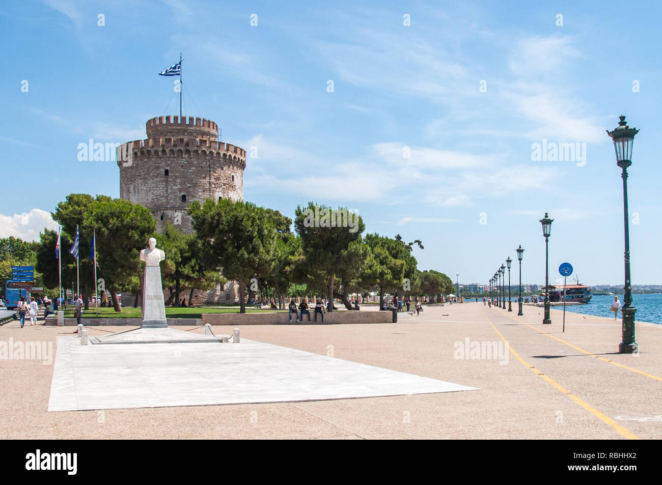 La Torre Bianca, il simbolo iconico di Salonicco, sul lungomare di fronte al porto Foto Stock