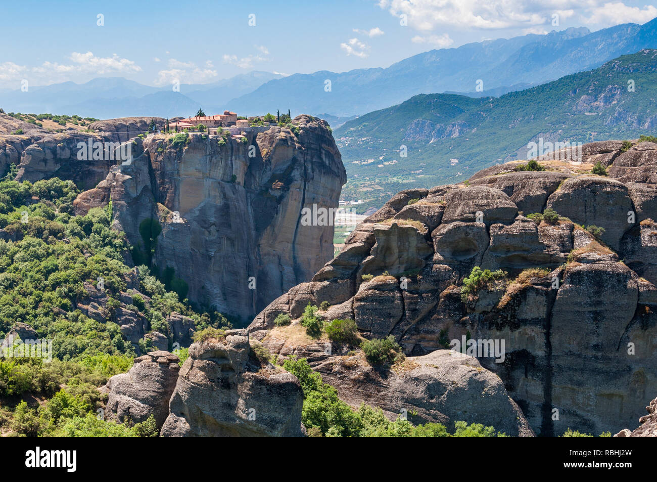La Santissima Trinità nel monastero di Meteora, Grecia e paesaggio circostante con le montagne sullo sfondo. Foto Stock