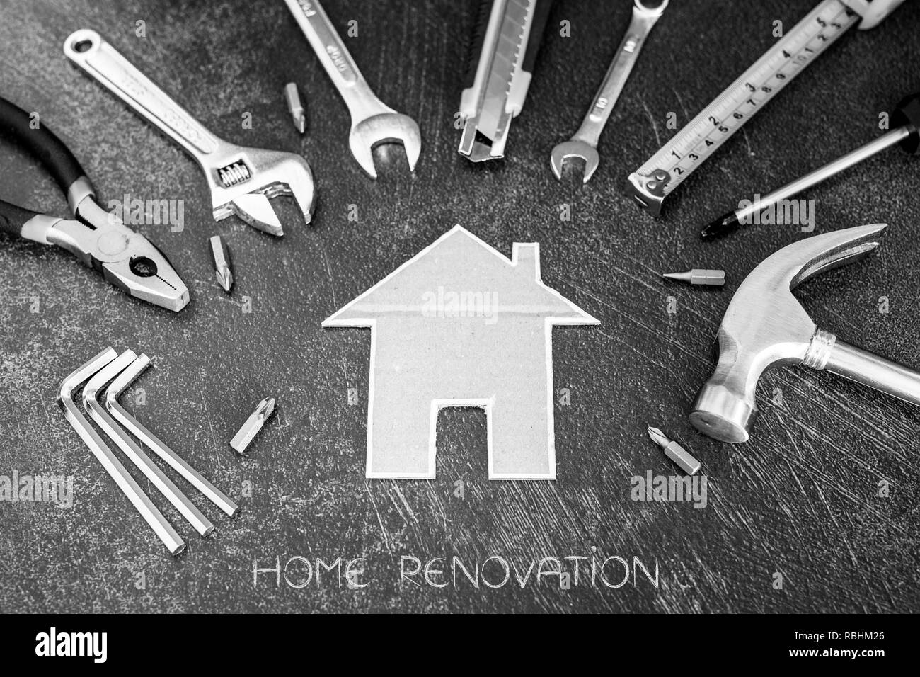 Fai da te e home concetto di rinnovamento: set di strumenti per il fai da te e la piccola casa di cartone Foto Stock
