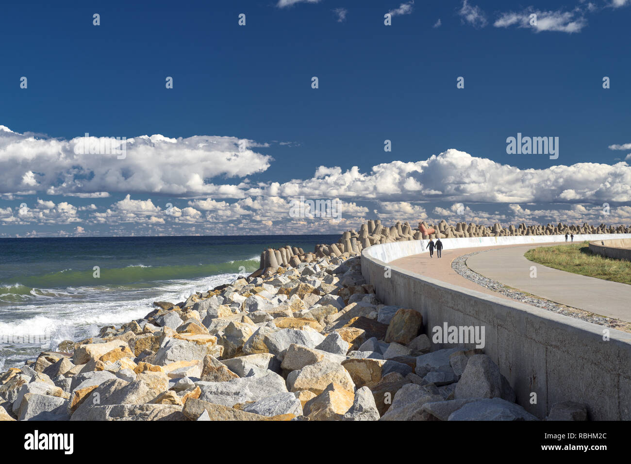 Gli amanti giovane camminando sul litorale Foto Stock