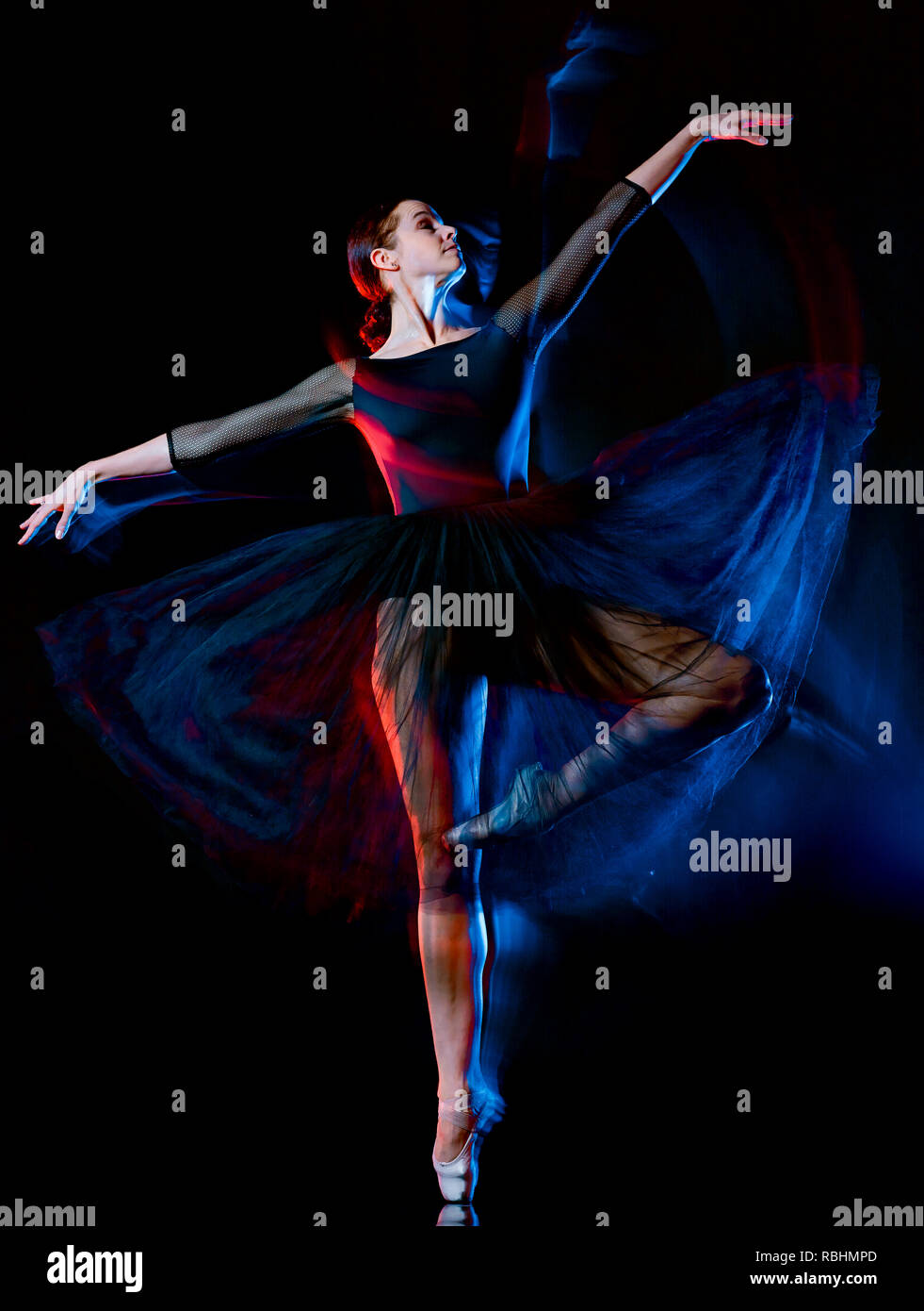 Una donna caucasica ballerina ballerina classica dancing donna studio shot isolato su bacground nero Foto Stock