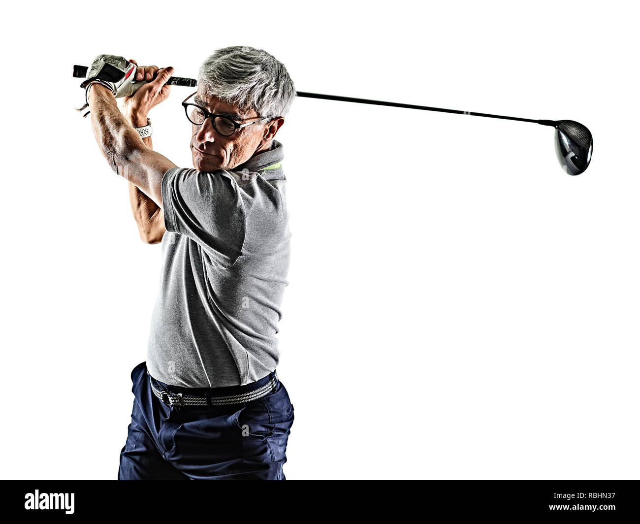 Un senior caucasica uomo golfista golf in studio ombra silhouette isolati su sfondo bianco Foto Stock