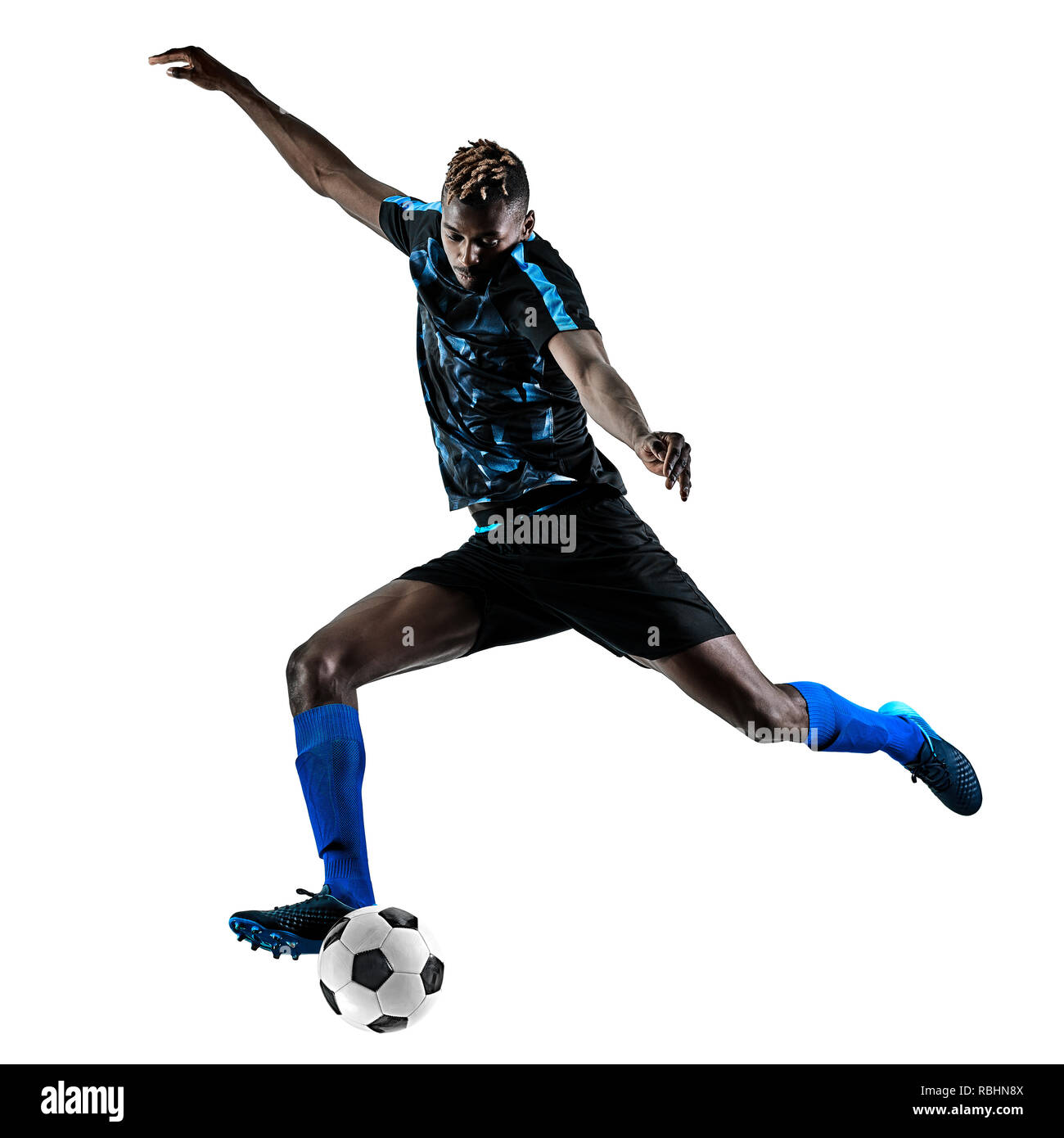 Un africano il calciatore uomo giocando in studio isolato su sfondo bianco Foto Stock