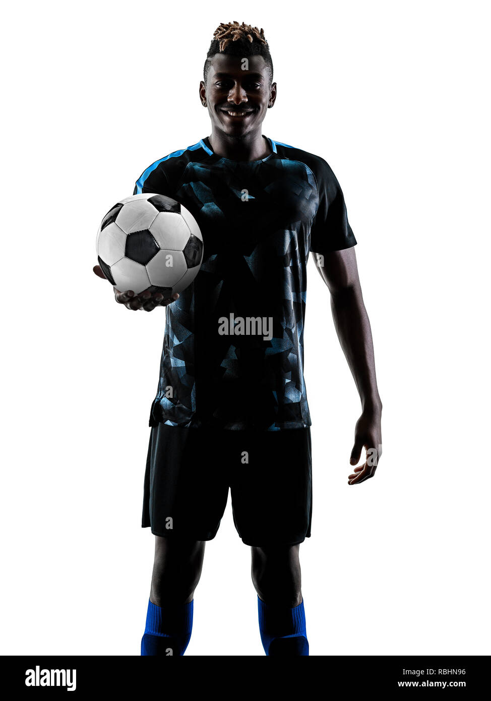 Un africano il calciatore uomo giocando in studio isolato su sfondo bianco Foto Stock