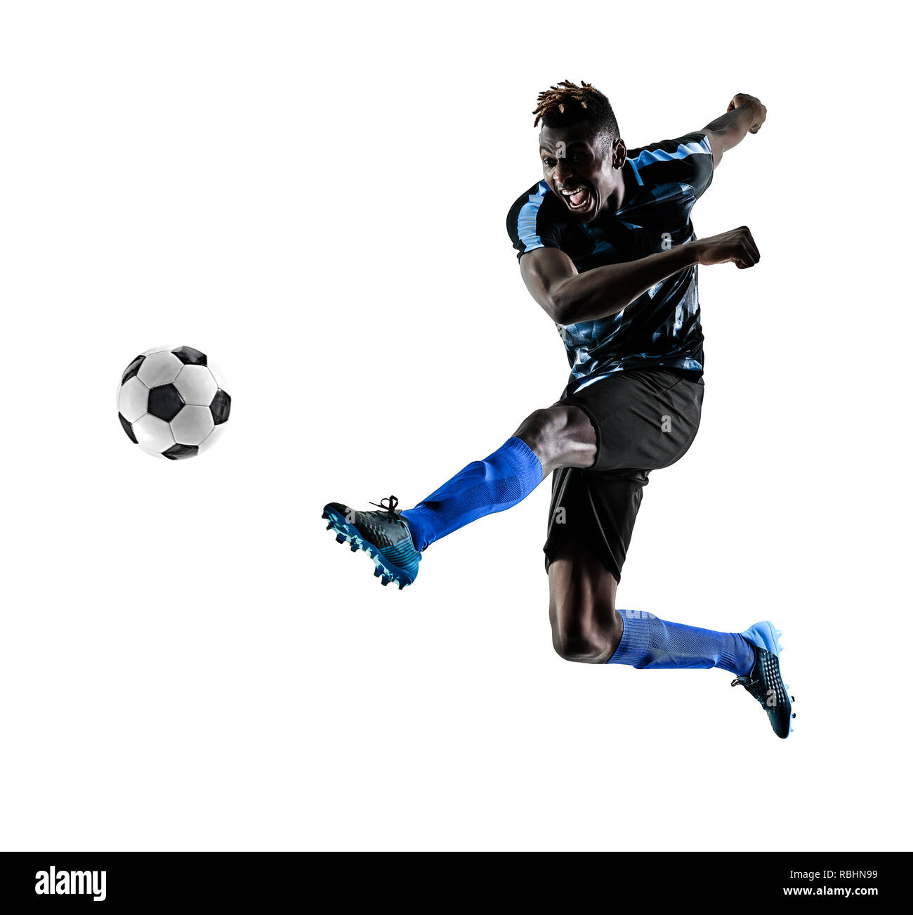 Un africano il calciatore uomo giocando in studio isolato su sfondo bianco Foto Stock