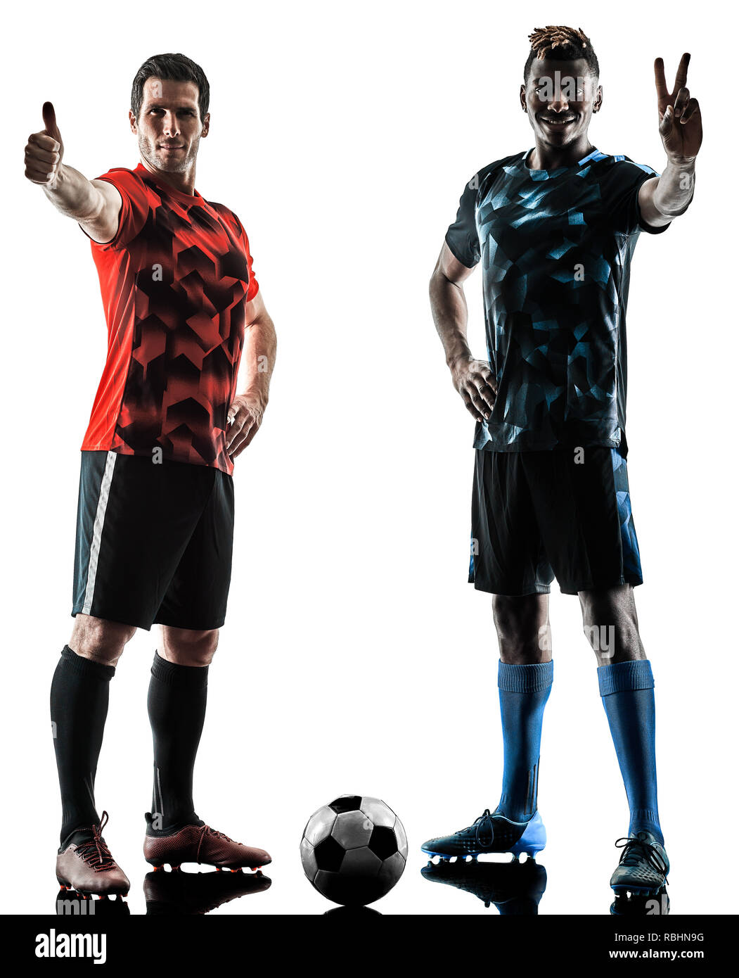 Due giocatori di calcio di uomini in studio silhouette isolati su sfondo bianco Foto Stock