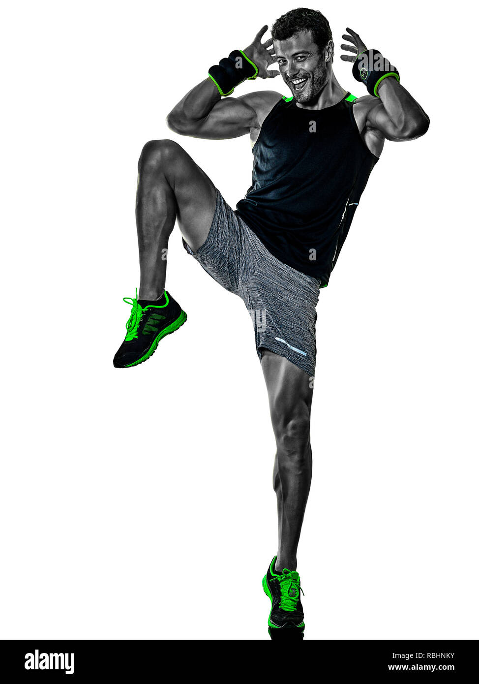 Uno caucasico uomo fitness esercizio cardio esercizi di boxe in studio isolato su sfondo bianco Foto Stock