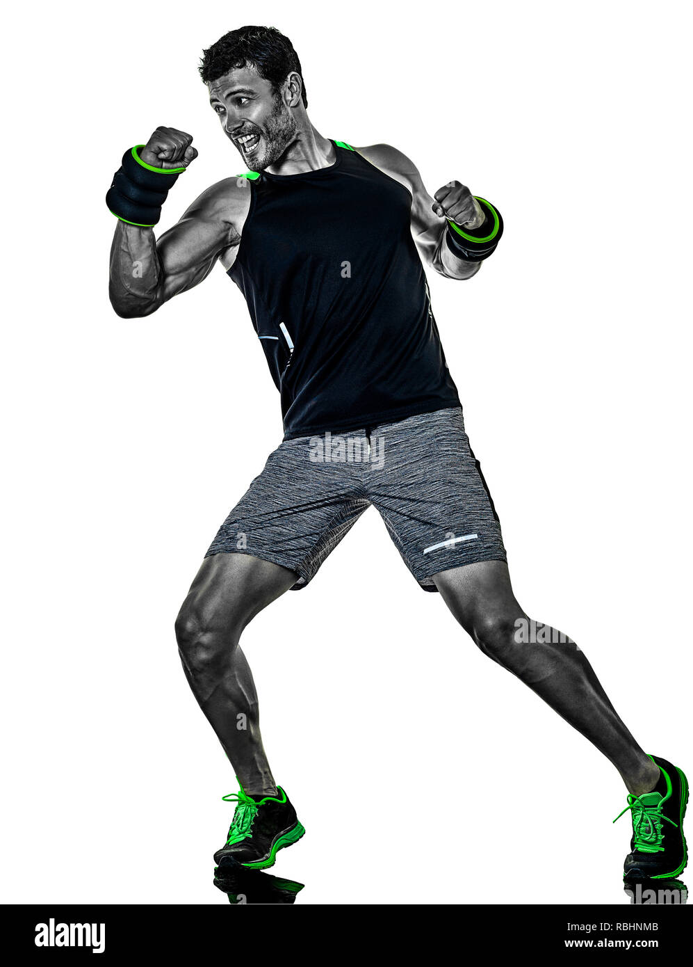 Uno caucasico uomo fitness esercizio cardio esercizi di boxe in studio isolato su sfondo bianco Foto Stock