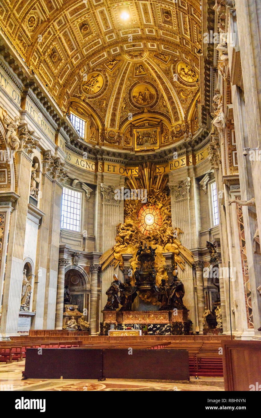 Città del Vaticano - Vaticano - Ottobre 05, 2018: Cathedra Petri, Altare della Cattedra di San Pietro. Interno della Basilica di San Pietro Foto Stock