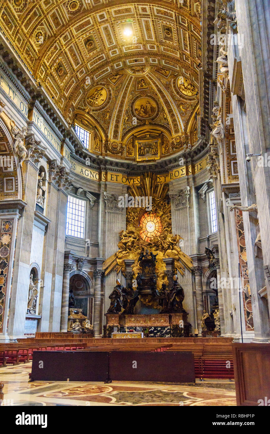 Città del Vaticano - Vaticano - Ottobre 05, 2018: Cathedra Petri, Altare della Cattedra di San Pietro. Interno della Basilica di San Pietro Foto Stock