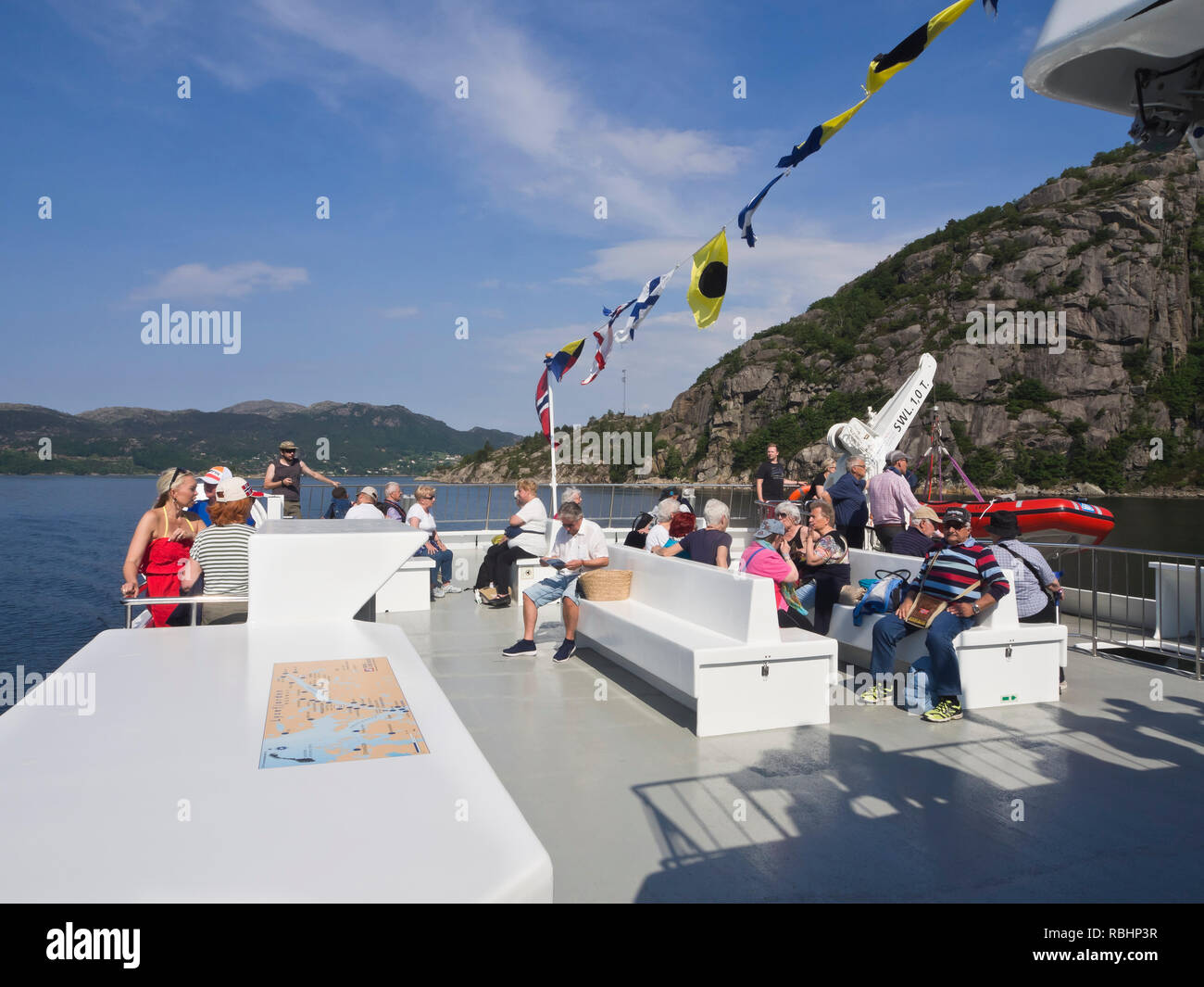 Un giorno di crociera del fiordo Lysefjorden in oriente di Stavanger, Norvegia, turisti sul ponte hanno una spettacolare piattaforma di osservazione di natura umspoilt Foto Stock