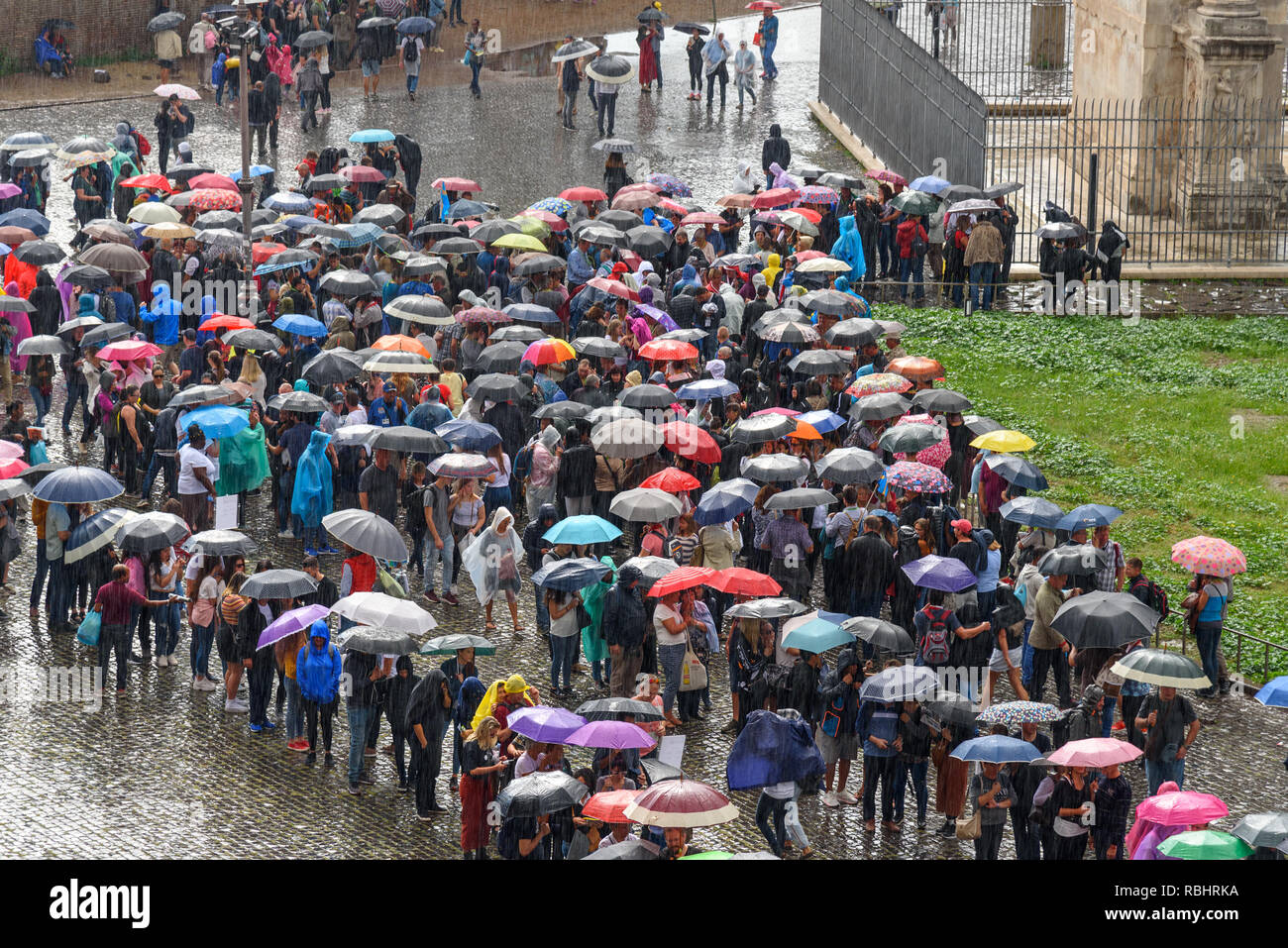 Roma, Italia - 07 Ottobre 2018: Persone con ombrelloni nella lunga coda al Colosseo in pioggia Foto Stock