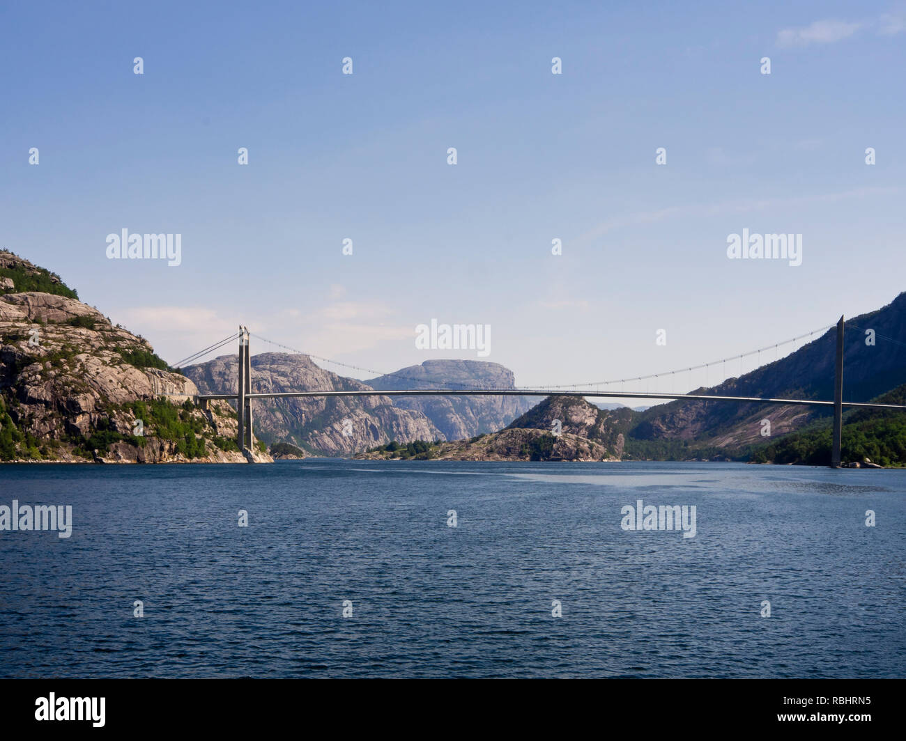 Un giorno di crociera del fiordo Lysefjorden in oriente di Stavanger, Norvegia, il moderno ponte stradale, un gateway per il fiordo di collegamento delle comunità locali Foto Stock