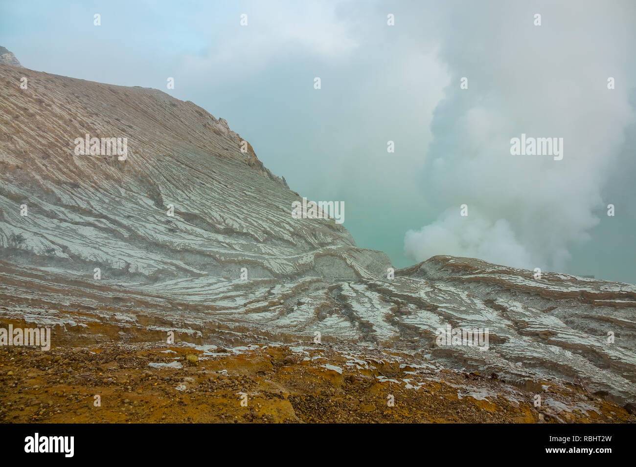 Indonesia. Isola di Bali. Depositi di zolfo sul pendio del vulcano e fumi tossici Foto Stock