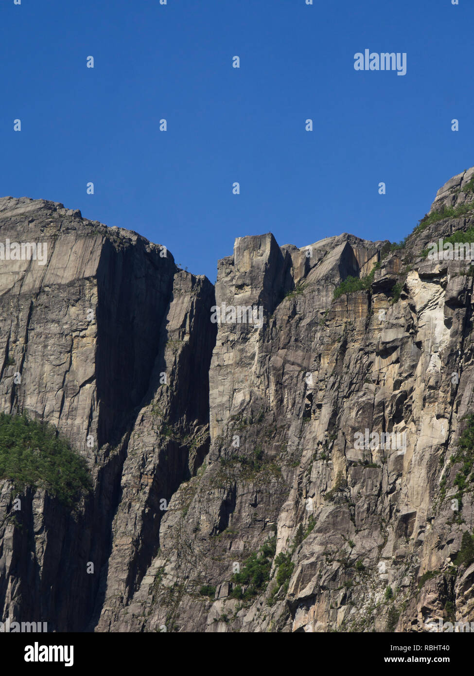 Il pulpito rock visto dal basso in un giorno di crociera del fiordo Lysefjorden in oriente di Stavanger, Norvegia Foto Stock