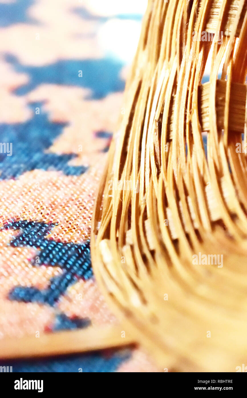 Bellissimo cesto di bambù di fondo in una vista da vicino Foto Stock