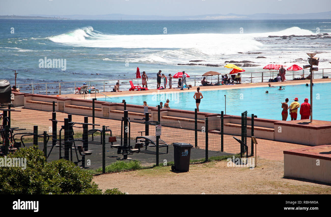 Il Sea Point Pavilion lido sulla M6 Beach Road a Cape Town, Sud Africa Foto Stock