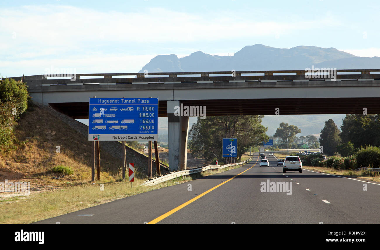 Guardando verso il Tunnel Huguenot (Capo Twn lato) che corre attraverso il Du Toitskloof montagne sulla N1 strada vicino a Paarl, Cape Town, Sud Africa Foto Stock