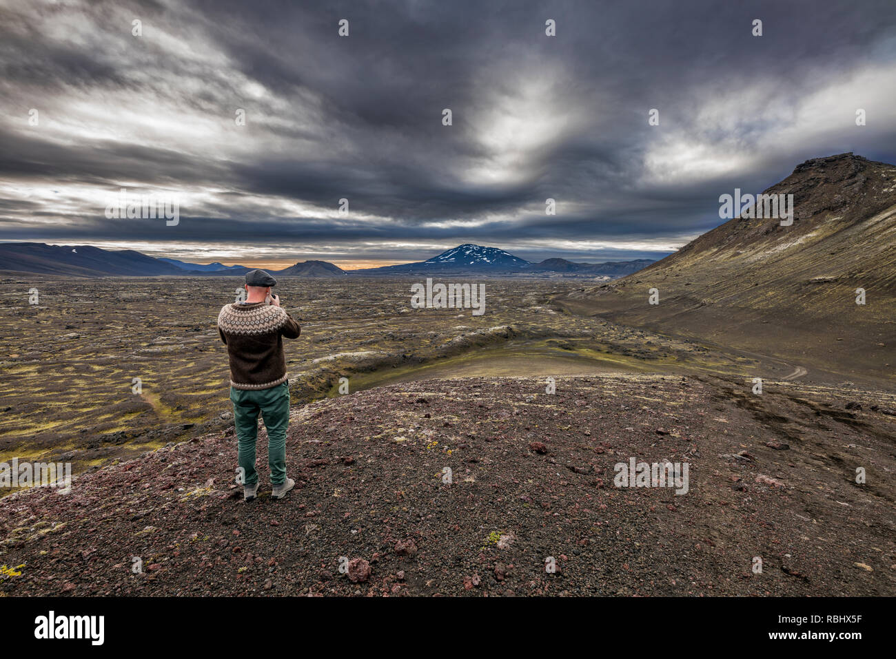 Prendendo una foto, Mt. Hekla campi di lava, Mt. Raudfossafjoll, Islanda Foto Stock