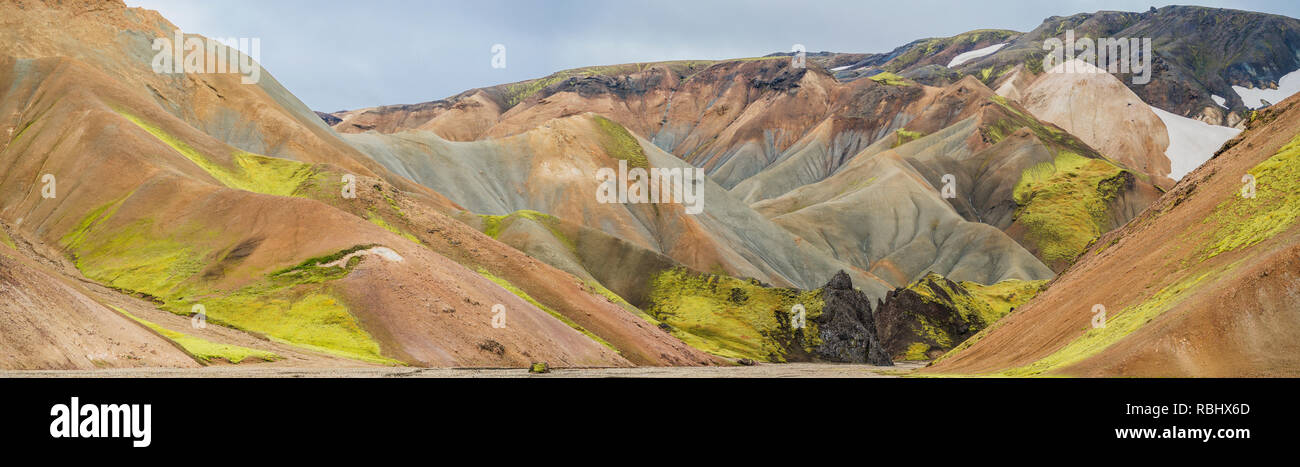 Fiume Aerial-Jokulgilskvisl e picchi di montagna, Landmannalaugar, Islanda. La zona è conosciuta per l'insolito elementi geologici. Foto Stock