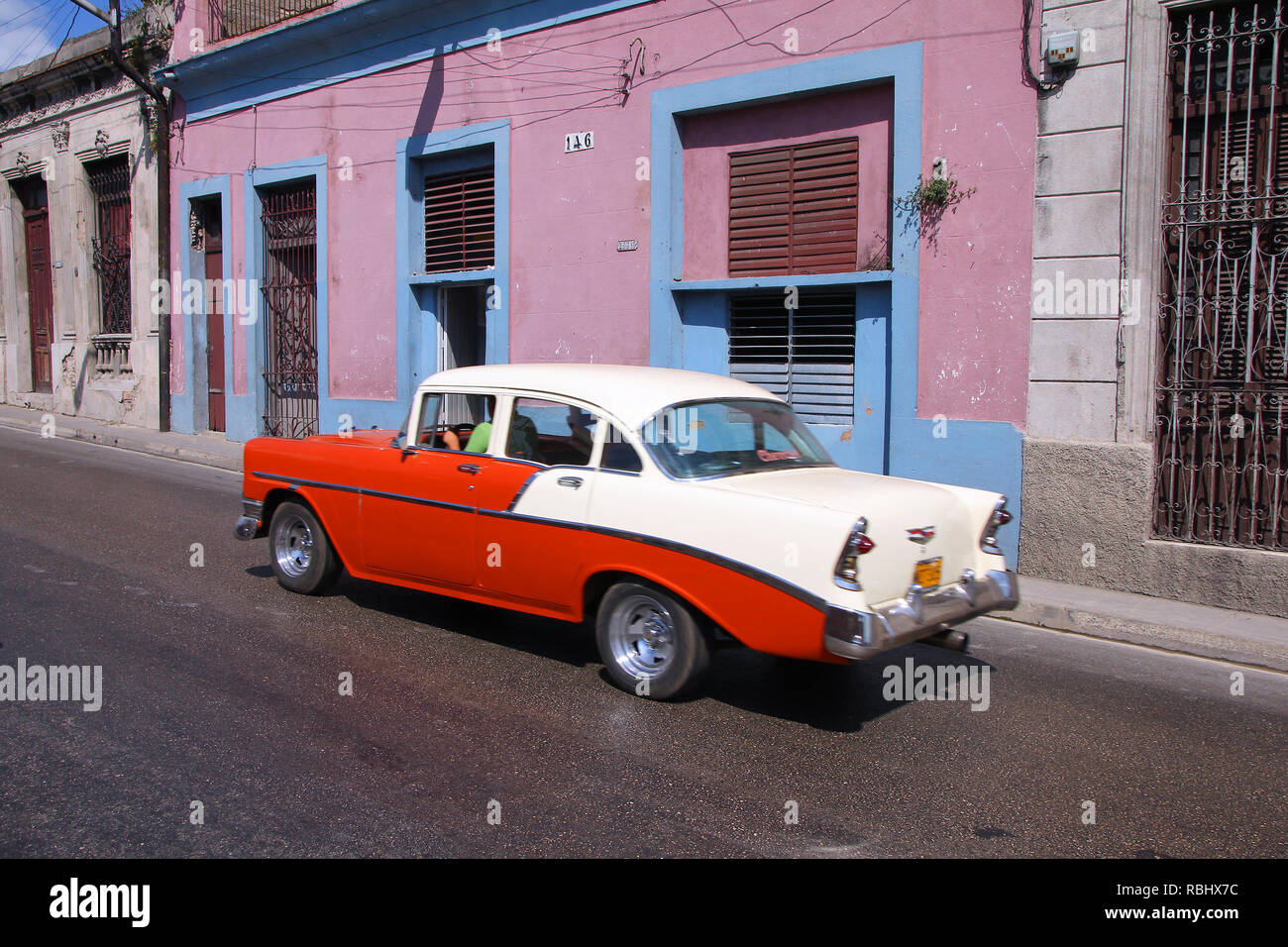 MATANZAS, CUBA - febbraio 22: Unità uomo vecchio americano auto il 22 febbraio 2011 in Matanzas, Cuba. Nuova modifica della legge consente di cubani al commercio di automobili. Vetture Foto Stock