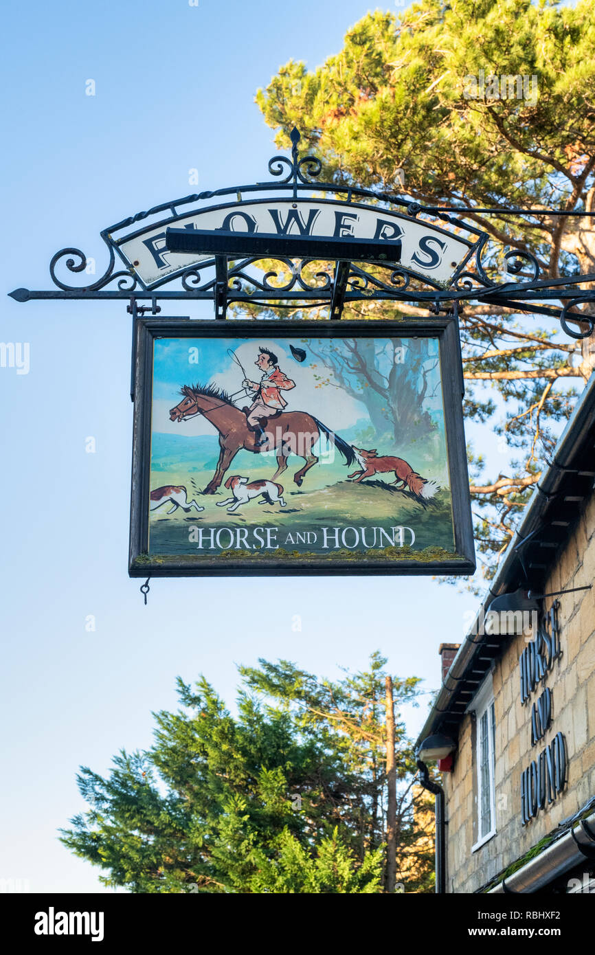 Cavallo e Hound pub segno. Broadway, Cotswolds, Worcestershire, Inghilterra Foto Stock