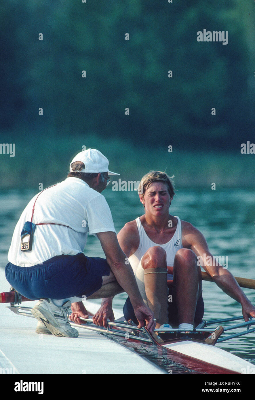 Giochi Olimpici di Barcellona 1992 regata olimpico - lago di Banyoles può W1X. Silken Laumann, con il suo allenatore, Mike SPACKLEN, barca dock.; con gamba bendato, dopo una collisione con un altra barca a una precedente unione regata, {Credito: © Peter Spurrier/Intersport immagini] Foto Stock