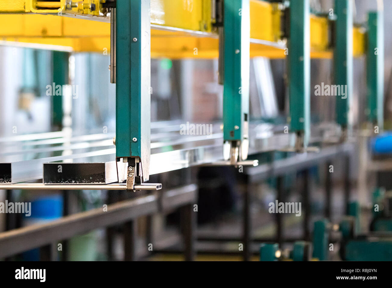 Profilo Aluminiun il trasferimento in batch del processo di indurimento in un profilo di alluminio fabbrica. Foto Stock