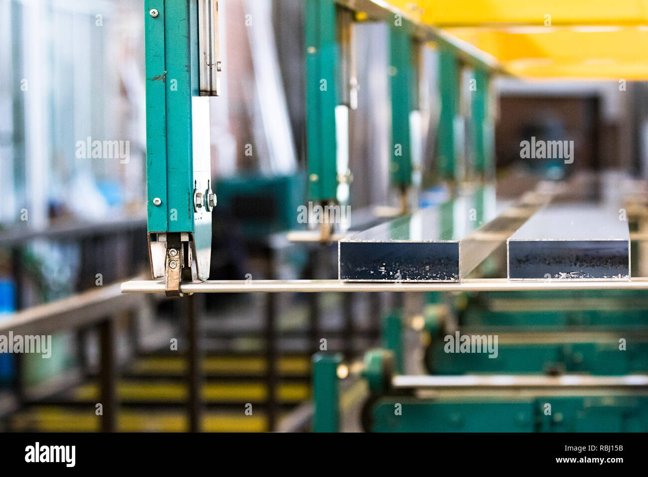 Profilo Aluminiun il trasferimento in batch del processo di indurimento in un profilo di alluminio fabbrica. Foto Stock